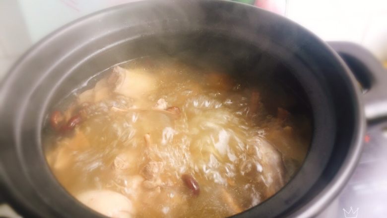养生汤+茶树菇炖水鸭母,大火烧开调小火煲一至两个小时