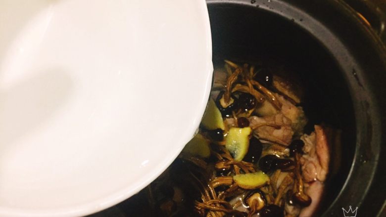 养生汤+茶树菇炖水鸭母,清水