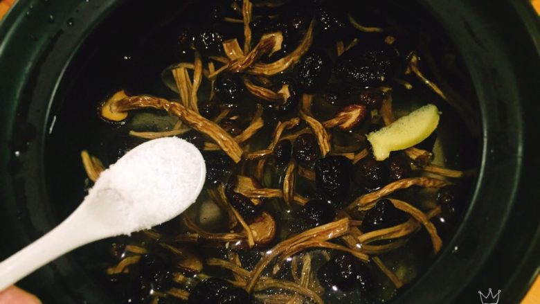 养生汤+茶树菇炖水鸭母,适量盐