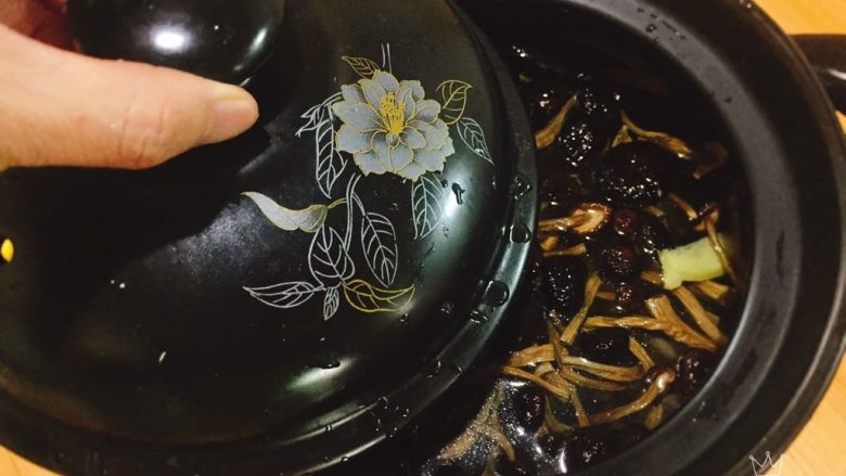 养生汤+茶树菇炖水鸭母,盖子盖好，移步电陶炉