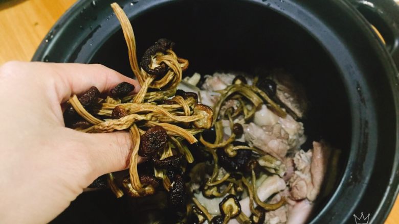 养生汤+茶树菇炖水鸭母,陆续放入鸭肉，茶树菇