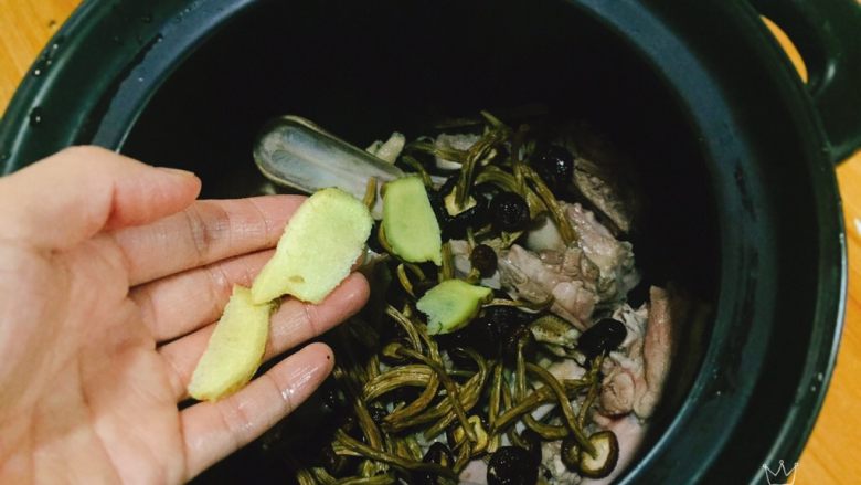 养生汤+茶树菇炖水鸭母,姜片
