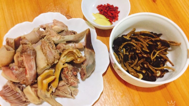 养生汤+茶树菇炖水鸭母,食材准备好