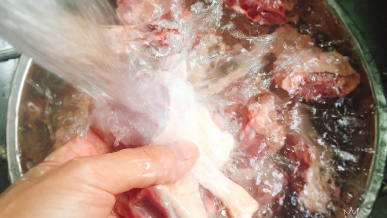 养生汤+茶树菇炖水鸭母,剁好的鸭肉冲洗干净