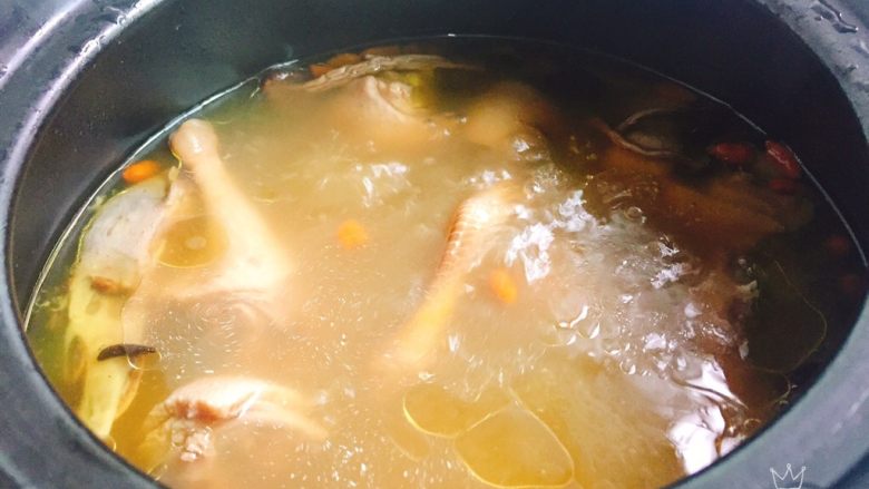 养生汤+茶树菇炖水鸭母,出锅啦，汤色非常诱人