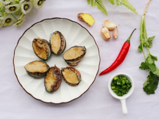 清蒸鲍鱼,制作材料：鲍鱼6只，葱1根，蒜2颗，香菜1根，红尖椒1个，青椒1个。