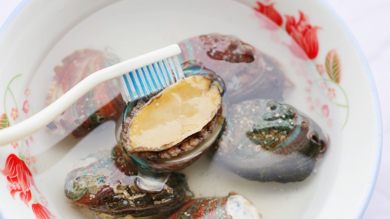 清蒸鲍鱼,用牙刷将里外刷干净，剥开壳挖去内脏。