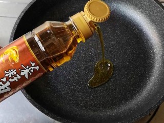 回锅藕片,平底煎锅烧热倒入适量菜籽油。