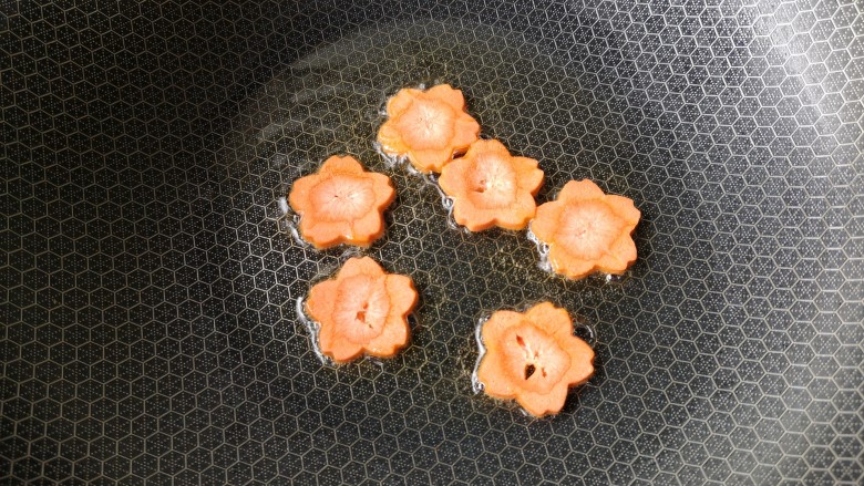 西兰花炒虾仁,锅中适量油烧热下胡萝卜翻炒断生。
