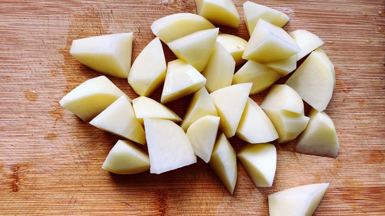 香煎土豆块,接着将土豆切成滚刀块。