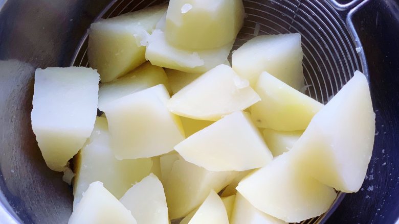 香煎土豆块,然后将土豆放到沸水中焯烫10分钟，用筷子插入中间还有点硬心就可以了，用漏勺捞起土豆块沥干水备用。土豆煮一下可以减少煎制的时间，土豆的口感也会更好。