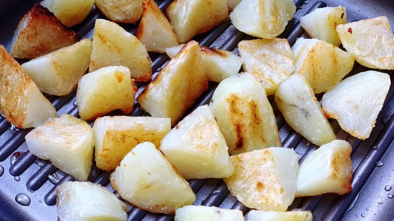香煎土豆块,底部煎黄后，翻一面继续煎制，煎至两面金黄即可。