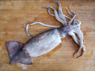 香酥鱿鱼圈,食材：一条新鲜的大鱿鱼。