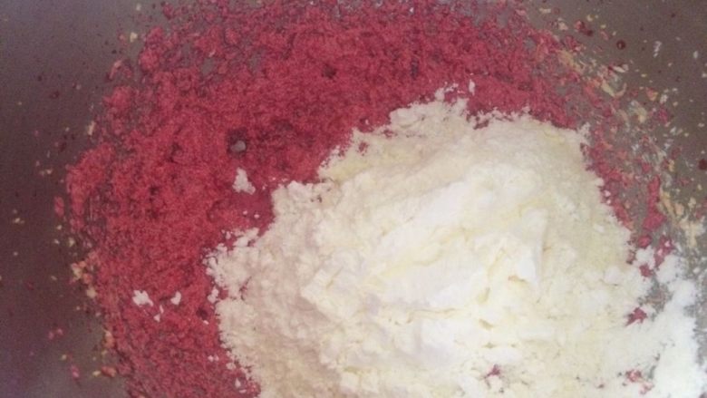 火龙果小奶豆,筛入所有粉类，用刮刀混合无干粉状态；