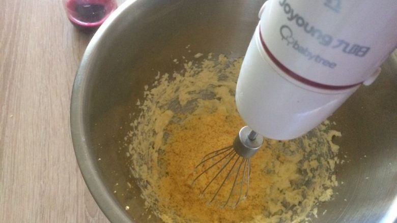 火龙果小奶豆,熟蛋黄用筛网压出泥，加入打发的黄油中，混合黄油后再次打发 （黄油一定要打发、否则面团很干，要把打蛋器上粘的黄油都刮下来）；