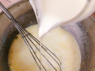 淡奶油草莓🍓玛芬,淡奶油倒入鸡蛋液中搅拌均匀