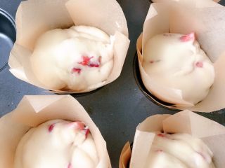 淡奶油草莓🍓玛芬,裱花袋前端剪个口，挤入玛芬杯中，8分满，这些量我做了7个