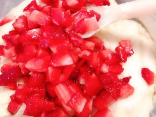 淡奶油草莓🍓玛芬,切碎的草莓放入蛋糕糊中