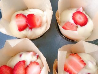淡奶油草莓🍓玛芬,放在玛芬上面，烤箱180度30分钟
