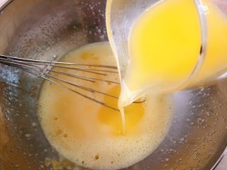 淡奶油草莓🍓玛芬,软化的黄油倒入鸡蛋液中