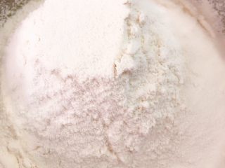 淡奶油草莓🍓玛芬,面粉泡打粉到入混合液中搅拌均匀