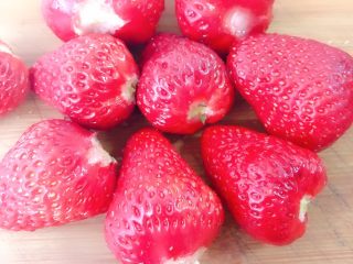 淡奶油草莓🍓玛芬,去叶切碎