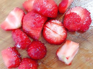 淡奶油草莓🍓玛芬,草莓切片，我儿子切的😊