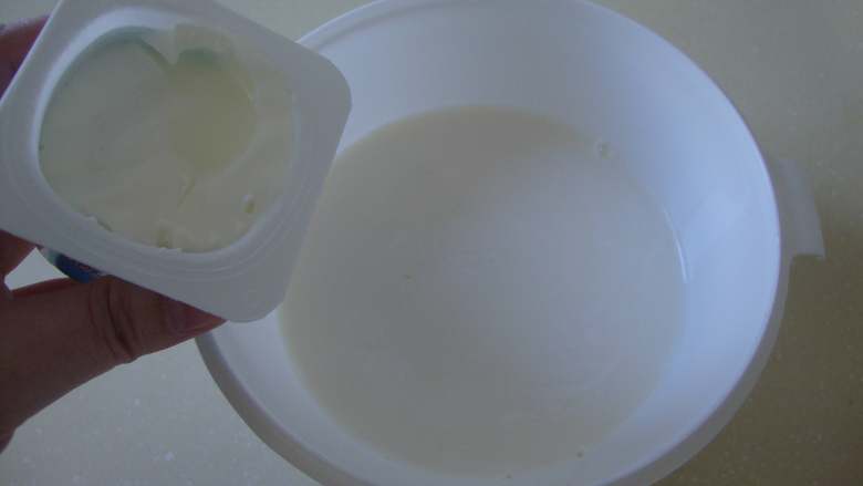 红豆沙酸奶杯,牛奶加入原味酸奶搅拌均匀