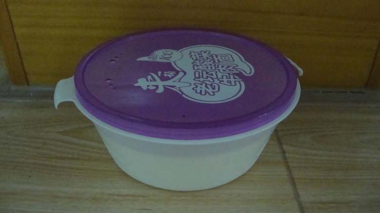 红豆沙酸奶杯,赶上盖子（不要密封）放到地热或暖气最热的地方，静置发酵