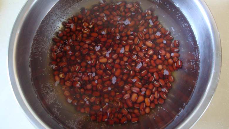 红豆沙酸奶杯, 红小豆浸泡一夜用压力锅压制30分钟