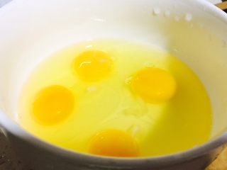茴香鸡蛋饼,4个鸡蛋打进碗中