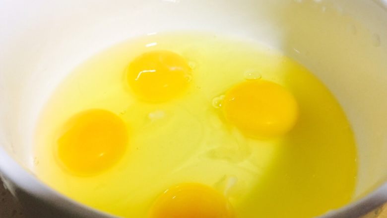 茴香鸡蛋饼,4个鸡蛋打进碗中