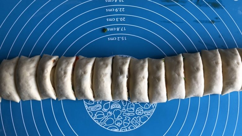 酱香烤饼,切成1.5厘米宽的小段