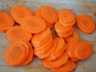 自制胡萝卜干,胡萝卜去皮洗净切成大约1mm厚的片状，不要切太厚，这样风干的时候会减少很多