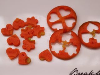 鸡胸肉时蔬沙拉,胡萝卜用模具刻出自己喜欢的花样，也可以直接用刀切成薄片。