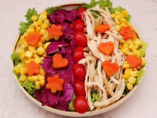 鸡胸肉时蔬沙拉,把最后剩下的胡萝卜和玉米粒，都铺到盘子里。