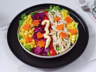 鸡胸肉时蔬沙拉,营养丰富又健康美味的鸡胸肉时蔬沙拉做好了。