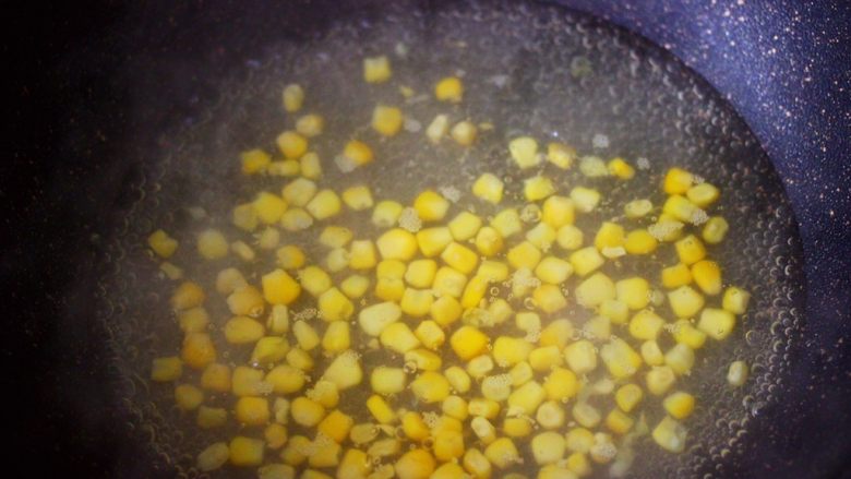 鸡胸肉时蔬沙拉,同样的方法，把玉米粒也焯水备用。