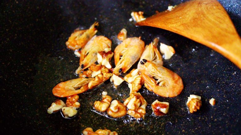 核桃仁虾干时蔬蛋炒饭,加入泡软的虾干，继续小火煸炒片刻。