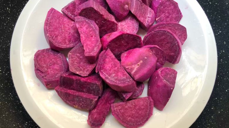 紫薯糯米丸子,把切好的紫薯放入盘里，蒸锅放入适量水烧开，放入蒸架，把紫薯放入蒸25分钟。