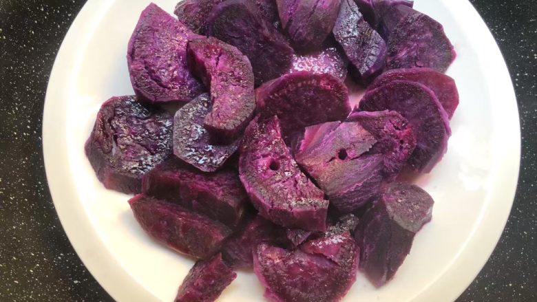 紫薯糯米丸子,紫薯蒸好取出。