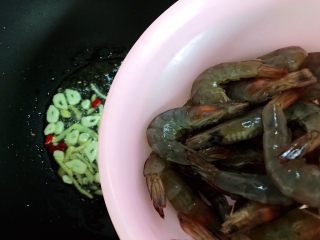 大虾土豆腐竹杏鲍菇年糕锅,下大虾（撇去腌制过程中产生的水分）
