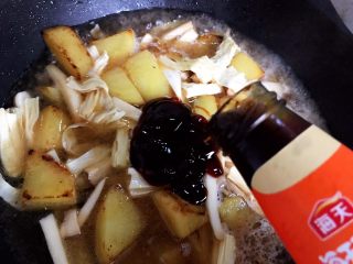 大虾土豆腐竹杏鲍菇年糕锅,加适量蚝油