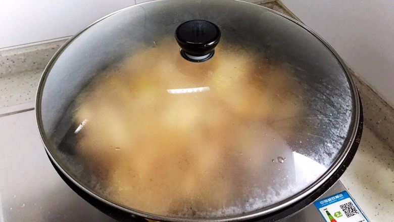 大虾土豆腐竹杏鲍菇年糕锅,水烧开之后盖上锅盖，转中小火，焖煮10分钟