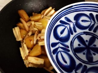 大虾土豆腐竹杏鲍菇年糕锅,加适量热开水