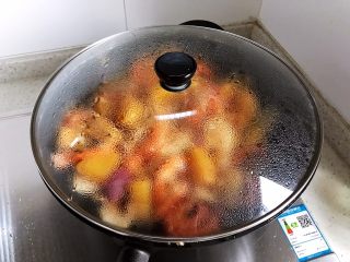 大虾土豆腐竹杏鲍菇年糕锅,翻炒均匀之后继续盖上锅盖焖煮2分钟