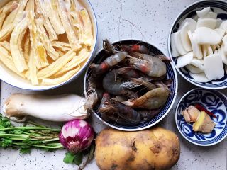 大虾土豆腐竹杏鲍菇年糕锅,首先我们准备好所有食材