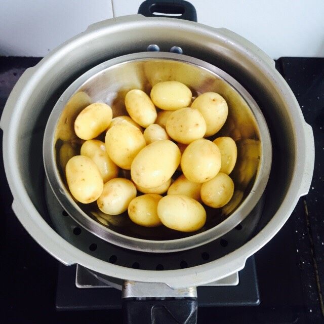 香煎孜然小土豆,小土豆洗净放入高压锅镉水蒸