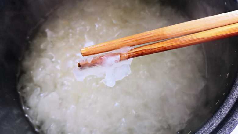 红枣银耳羹,40分钟后，银耳明显变软，液体变稠。中途要看下锅里的液体状态，缺水就及时加一些。