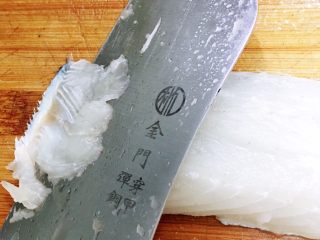 酸菜鱼,片鱼肉要从鱼尾部片起，刀呈35度角斜斜片下，差不多3毫米厚度，别片太厚肉就不Q滑了,片太薄肉又容易散开。